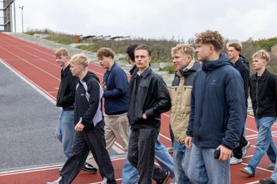Handelsgymnasiet Ikast-Brande har de seneste år taget indsamlingen til »Knæk Cancer-ugen« ind som en del af undervisningen og skabt stolthed på egnen. I år slog uddannelsesstedet rekord. For få uger siden mistede eleverne en klassekammerat, som i over et år havde været ramt af kræft.