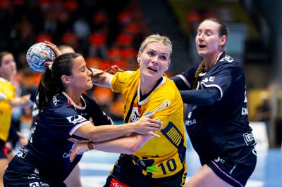 Kathrine Heindahl (i gult) har fået en flot start i Ikast, hvor hun føler, at det er længe siden, at motivation og glæden ved håndbold har været så stor som nu.
