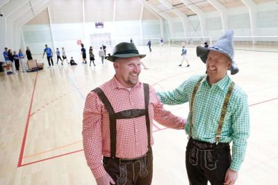 Rasmus Hebsgaard (t.v.) og Jesper Pallesen er lykkedes med at stable en oktoberfest på benene i Ikast, og der er nu flere billetter til salg. Overskuddet fra festen går til at skabe oplevelser for børn og unge.