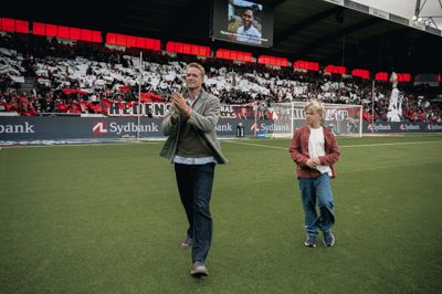 Efter næsten 500 kampe på topplan - heraf 264 optrædener for FCM - indstillede Jonas Lössl denne sommer sin aktive karriere. Her modtager han hyldest på MCH Arena i selskab med sin søn Norr.