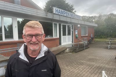 Niels-Jørgen Hansen fra bestyrelsen i Hampen Multihal er en glad mand. Han fortæller, at et jordvarmeanlæg fremover vil klare opvarmningen, og det vil både levere billigere og mere stabil varme.