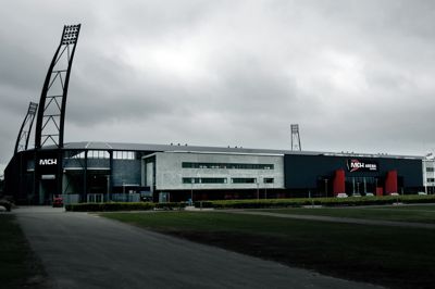 Der er udstukket karantæne til tilskuere tre gange inden for det seneste halve år i forbindelse med fodboldkampe på MCH Arena. Politiet er ved at vurdere yderligere en sag.