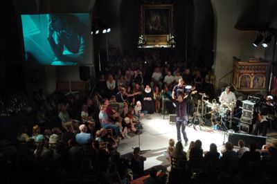 U2-kopibandet Die Herren spiller 12. november til to aftengudstjenester i Herning Kirke. Billetterne kunne reserveres fra fredag klokken 9.00 - og blev revet væk på bare et kvarter.