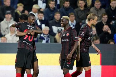 Denil Castillo fejrer sin 2-0-scoring med oplæggeren Friday Etim, mens Beni Junior og Magnus Jensen også glæder sig over scoringen.
