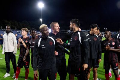 Mike Tullberg (i.m.) fejrer sejren over AGF med blandt andre Beni Junior og Martin Erlic. Det var samtidig etårsdagen for cheftrænerens ansættelse i FCM.