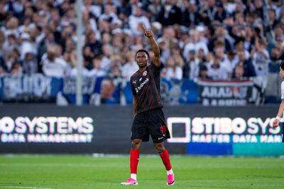 Friday Etim fejrer sin føringstræffer mod AGF. Den nigerianske angriber er nu oppe på to mål og to assists i sine foreløbige 10 kampe i sæsonen.