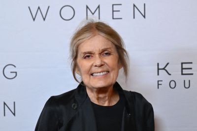 Gloria Steinem ankommer i 2022 til et fundraising-arrangement i New York City.