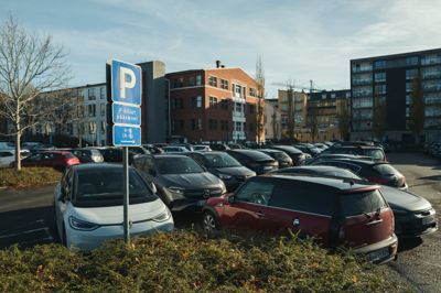 Det er blandt andet parkeringspladser som denne, der ligger tæt på Silkeborg Langsø på Søvej, som Silkeborg Kommune gerne ser blive erstattet af noget andet - eksempelvis park eller boligbyggeri. Men så opstår der mangel på parkeringspladser. Det kan løsningen fra Visitors måske dæmme op for.