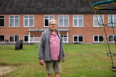 Lars Ole Godskesen foran den gamle skole i Klovborg. I mange år var han formand for støtteforeningen Klovborg Friskoles Venner, der samlede penge til den nu lukkede friskole. Nu har han fået en ny rolle som lokalrådsformand.