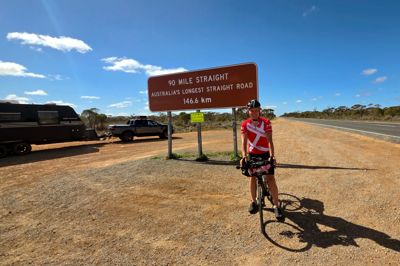 Da Claus Hviid Christensen for nyligt cyklede på tværs af Australien passerede han vejstrækningen her, hvor det går fuldstændig ligeud i 146,6 kilometer.