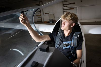 - Når kampflyene fløj over vores hus som barn, tænkte jeg altid, at det en dag skulle være mig, der fløj dem, fortæller Marcus Guldahl Feldt.