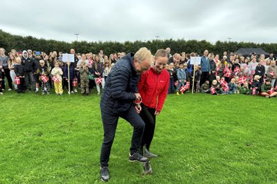 Smilene var brede, da borgmester Ulrik Wilbek (V) og skolebestyrelsesformand Sanne Quist Mortensen i fællesskab kunne tage første spadestik til en ny Stoholm Skole den 9. september 2024. Den forventes klar til skolestart 2027, men som sagerne står lige nu, bliver det i første omgang uden skolegård og den glasgang, der skulle forbinde Stoholm Skole med Stoholm Fritids- og Kulturcenter.