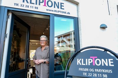 - Lad os få en fest i stedet for, siger Liane Nielsen og lukker sin salon, mens de kongelige er i byen.