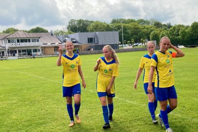 Liva Astrup Jensen (nummer 2 fra venstre) scorede det sidste mål i SIK's sejr i Viborg.