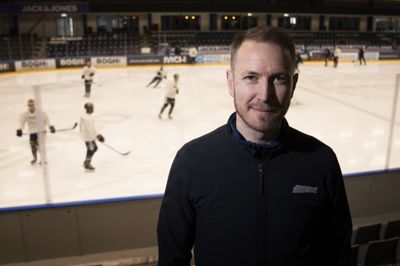 Peter Regin er i øjeblikket både sportsdirektør og konstitueret direktør i Herning Blue Fox.
