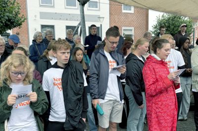 Eleverne på Brande Højskole sang tre morgensange sammen med forbipasserende branditter.