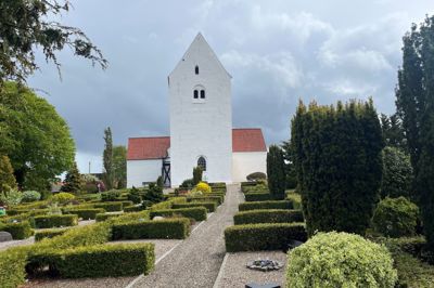 Der er nye folk på vej ind i folkekirkerne i flere lokale sogne. Her er det kirken i Ejstrupholm.