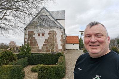 Graver Torben Sønderby fra Brejning Kirkegård har taget et nyt formelt initiativ, hvor han rækker ud til private haveejere, som måske kan have planter i overskud, som de har lyst til at donere til kirkegården. Det sker for at styrke miljø og biodiversitet og i sidste ende spare penge på køb af planter.