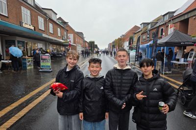 Regn skal ikke stoppe en god fest. De fire kammerater Johan Thor Nygaard Hansen (t.v), Linus Stjernholm, Storm Staal Andesen og Kenan Anton Mavi var fast besluttede på at skulle hen og prøve at gå på stylter. De havde også planer om, at se brandvæsnet klippe den gamle bil i stykker.