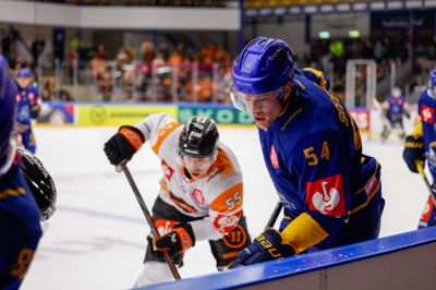Blue Fox' nye svenske back, Matteus Söderbom, holdt Blue Fox inde i kampen, da han i anden periode reducerede til 1-3. Det var dog ikke nok til point mod de skarpe finner fra KooKoo.