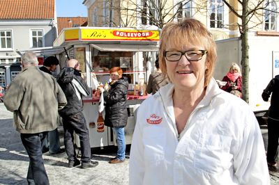 Hun er vant til at tale med alle og enhver - høj som lav. Nu skal hun til royal reception.