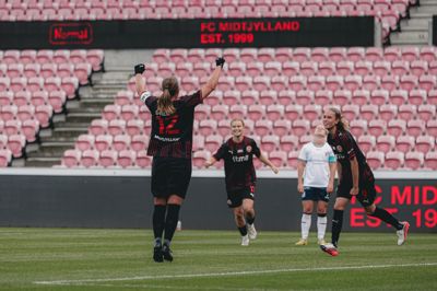 Rikke Dybdahl (t.v.) og Mathilde Kaihøj (t.h.) var dagens midtjyske målscorere, da FC Midtjylland vandt 2-1 over AGF.