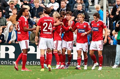 SIF-spillerne jubler over målet til 0-2.