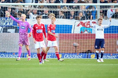 SIF-keeper Aske Andresen stod en stor kamp i Aarhus. Ved hans side er William Kirk og William Møller, mens den tidligere SIF-spiller Sebastian Jørgensen ærgrer sig.