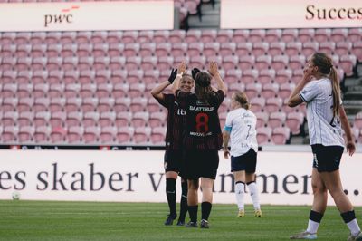 Rikke Dybdahl fejrer sin 2-0-scoring mod AGF med Signe Baattrup, der for små fire uger siden skiftede til FC Midtjylland fra netop AGF.