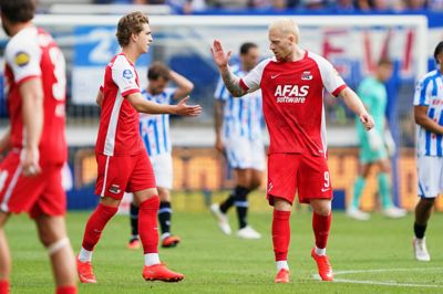 Målscorer Mexx Meerdink (t.h.) takker for oplægget fra Valdemar Byskov (i.m.). Herningenseren havde kun været på banen i fem minutter, da han satte sit tydelige aftryk.