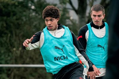 Rekordindkøbet David Martinez (t.), der her udfordrer holdkammeraten Mikael Uhre, er en af tre mulige FCM-debutanter, når Ulvene i aften får besøg af FC Nordsjælland.