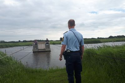 For fem år siden var et ældre ægtepar strandet på trækfærgen ved Grynderup Sø, fordi de ikke kunne trække sig i land. De måtte have politiet til at hjælpe. Men det er blot ét ud af mange tilfælde, hvor færgen ikke har virket efter hensigten.