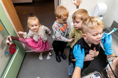 Skive Folkeblad besøgte Hedemarken tilbage i januar, da børsteprojektet lige var begyndt. De foreløbige erfaringer her halvvejs inde i projektet har vist sig at være gode. Både børn, forældre, pædagoger og Skives kommunale tandpleje er glade for samarbejdet.