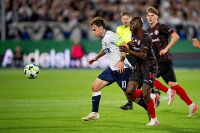 Edward Chilufya (t.h.) fik sine første spilleminutter i sæsonen, da han i onsdags blev skiftet ind i slutfasen af 2-0-sejren over AGF.