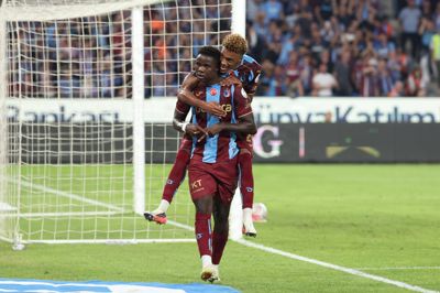 Franculino Djú fejrer sin første scoring for Trabzonspor med holdkammeraten Wagner Pina på ryggen.