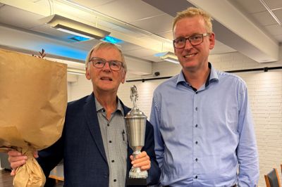 Hans Jørgen Olesen (t.v.) er af Erhvervsgruppen Spjald blevet hædret for mange års virke som erhvervsdrivende, initiativtager og udvikler af ting i Spjald by. Her får han af Steen Wrist overrakt diplom, blomster og et gavekort på til butikkerne i Spjald.
