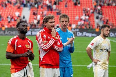 Robert Skov og landsmanden Frederik Rønnow takker de medrejsende fans for støtten efter det store nederlag i Leverkusen.