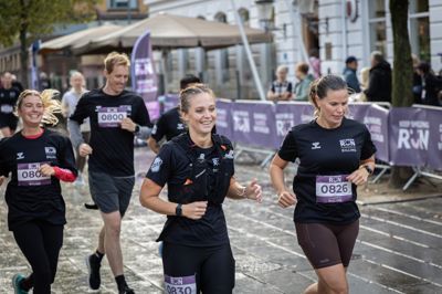 Vejret var til den drilske side, men der var store smil og højt humør blandt de 700 deltagere, da Keep Smiling Run havde premiere i Herning midtby.