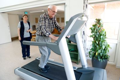 Her går 90-årige Jens Iversen en tur på båndet, mens aktivitetsmedarbejder Bente Graversgaard holder øje med, at det går, som det skal.