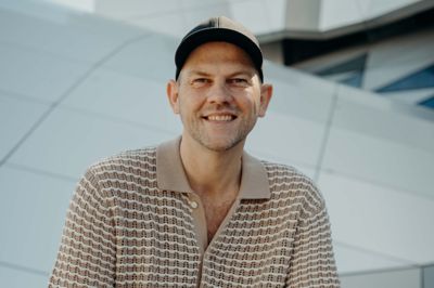 Anders Hornshøj er født og opvokset i Herning. Han bor i Aalborg og arbejder som sangunderviser, musiker og sanger.