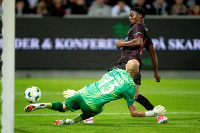 Friday Etim udligner til 1-1, inden FC Nordsjælland målmand, Andreas Hansen, kan nå at gribe ind. FC Midtjylland formåede to gange mandag aften at vende et truende nederlag til et point.