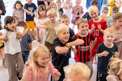 Midtjysk børnehave under et Sangglad-forløb i sommeren 2026.