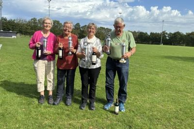 Jørgen Friis Poulsen (t.h.) dystede mod Inga Andersen, Jytte Godskesen og Dagny Jensen om klubmesterskabet i Vildbjerg Krocketklub. Han kan nu kalde sig klubmester 2026. Fra venstre ses Dagny Jensen, Jytte Godskesen, Inga Andersen og vinderen Jørgen Friis Poulsen.