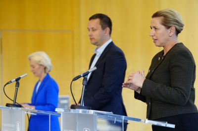 Statsminister Mette Frederiksen (S) holdt mandag pressemøde i Grønland sammen med Grønlands regeringsleder, Jens-Frederik Nielsen, og EU-Kommissionens formand, Ursula von der Leyen.