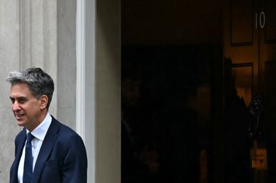 Den britiske udenrigsminister, Ed Miliband, som tirsdag deltog i et regeringsmøde i London, har udsendt en fælleserklæring fra 12 lande, herunder Danmark, som støtter handelsrestriktioner med israelske bosætteres varer.