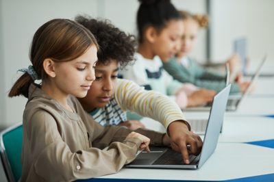Fra 4. klasse skal det stadig være muligt for alle folkeskoleelever i Herning Kommune at have sin egen skolecomputer. De yngste i 0.-3-. klasse skal vænne sig til at være tre børn per computer.