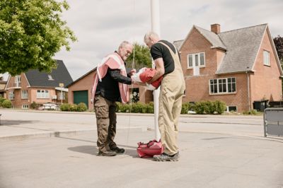 Borgerne i Kjeldbjerg, her Kurt Lomborg (tv) og Aage Storgaard, har haft nok at hejse flaget for denne sommer.