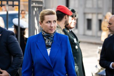 Den danske statsminister, Mette Frederiksen (S), var lørdag med til mindegudstjeneste i København på flagdagen for de danske udsendte. Onsdag skal hun som regeringens repræsentant med til kong Haralds begravelse i Oslo.