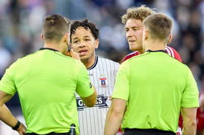 Mikael Anderson (t.v.) blev angiveligt udsat for racistiske tilråb fra udebaneafsnittet på Ceres Park Vejlby, hvor de medrejsende SIF-fans opholdt sig.