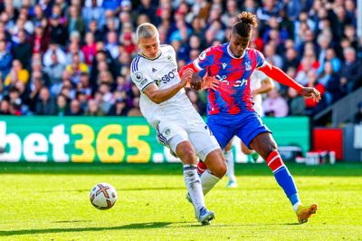 Rasmus Nissen Kristensen fik en speciel mission op til udekampen mod Crystal Palace. Han skulle lukke ned for en af Premier Leagues bedste kantspillere på det tidspunkt, Wilfried Zaha. Det var han nervøs for og endte med at gøre noget, man ikke gør i professionel fodbold. Han indrømmede det over for sin træner. Men Jesse Marsch tog det eminent, og »NK« leverede en pragtpræstation.